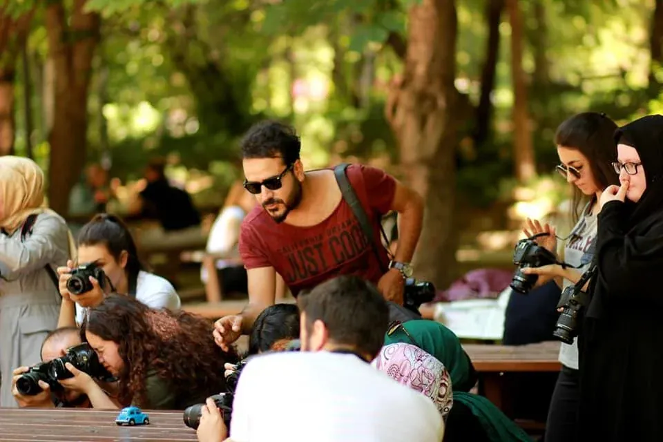 Açık hava fotoğraf çekiminde Hakan Kılıç ve öğrenciler